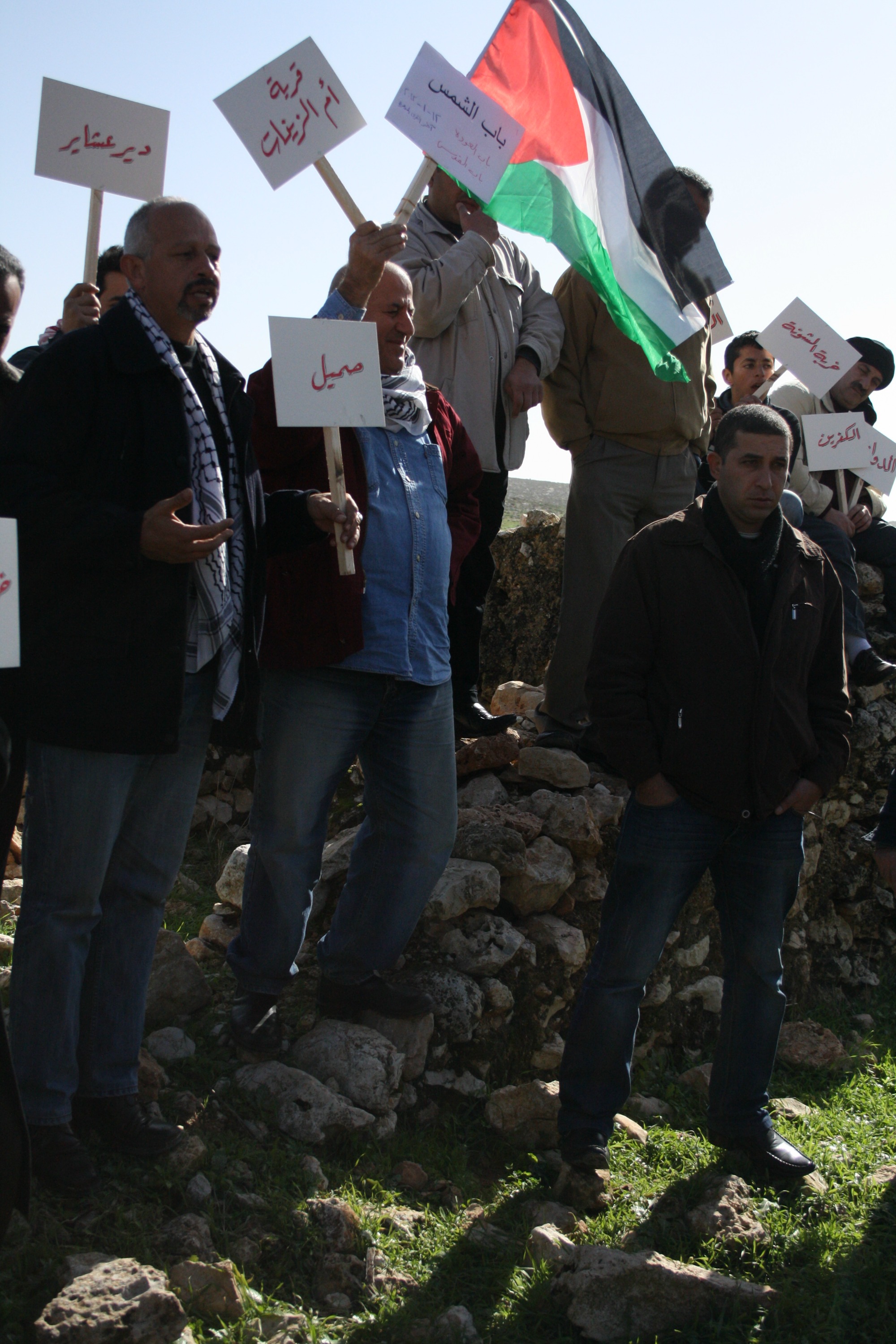 Palestinian movements plant olives in defense of their land against JNF