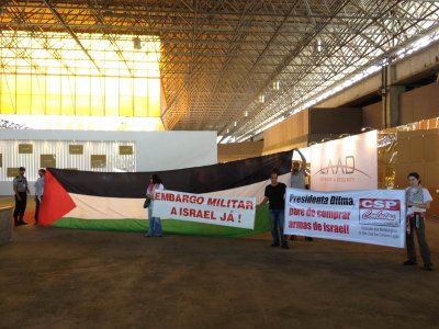 Brazilians show their solidarity with Palestine at the LAAD fair in Rio